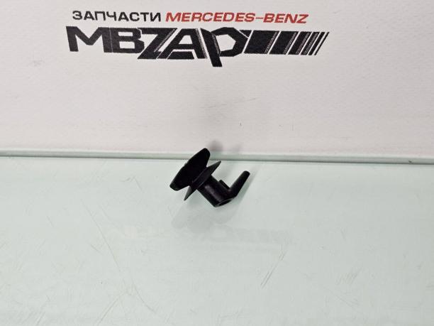 Замок водостока капота Mercedes W213 a0009982695