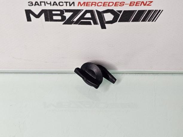 Замок водостока капота Mercedes W213 a0009982695