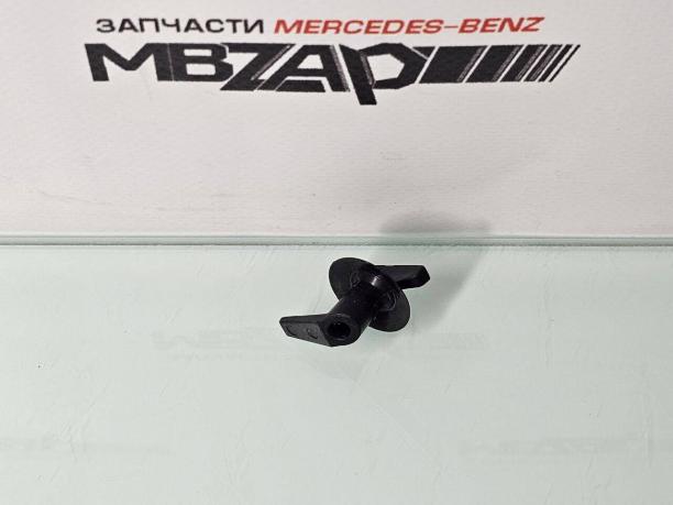 Замок водостока капота Mercedes W213 a0009982695