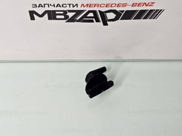 Замок водостока капота Mercedes W213 a0009982695