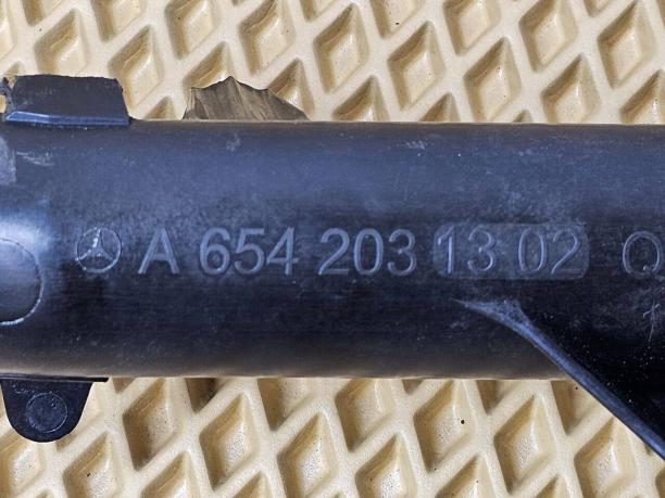 Патрубок охлаждения m654 Mercedes W213 a6542031302