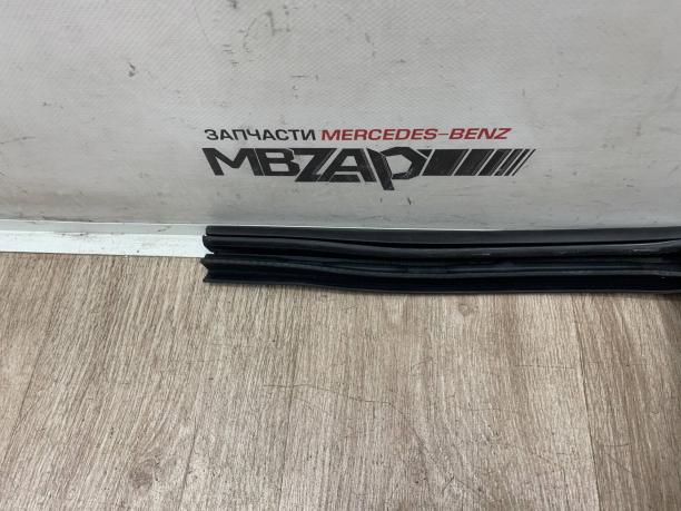 Уплотнитель правой двери Mercedes w238 a2386922600