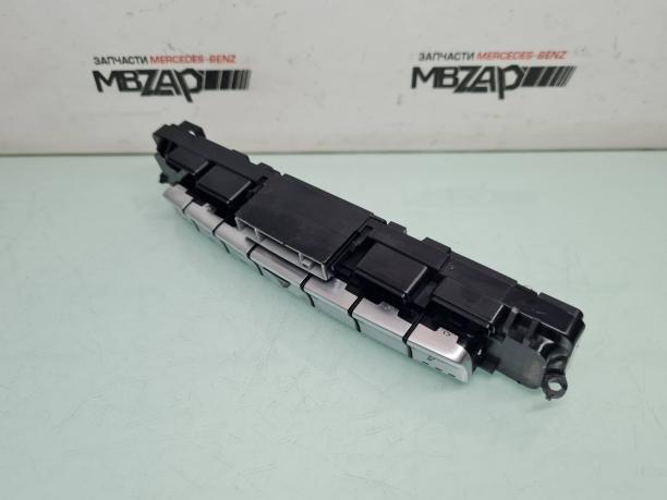 Блок кнопок центральной консоли Mercedes W204 a2049050302