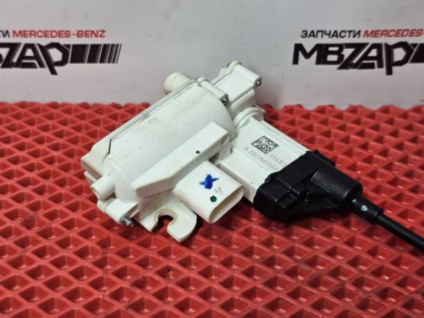 Доводчик задней левой двери Mercedes W222 a2227601500