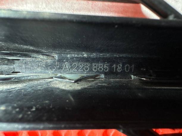 Левая решетка переднего бампера Mercedes W223 a2238851801