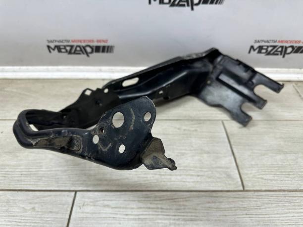 Кронштейн правой фары Mercedes W221 a2216200291