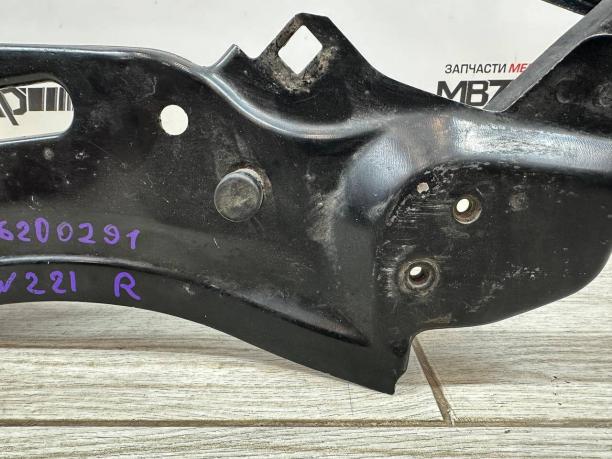 Кронштейн правой фары Mercedes W221 a2216200291