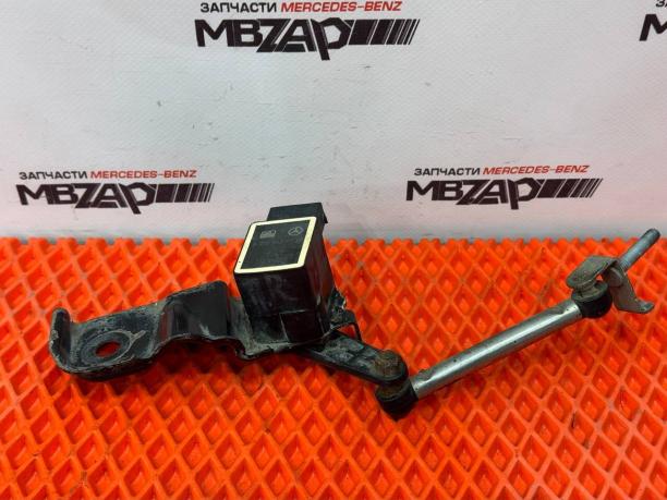 Датчик подвески передний правый Mercedes W221 a0105427717