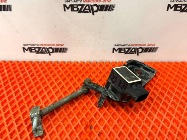 Датчик подвески передний правый Mercedes W221 a0105427717