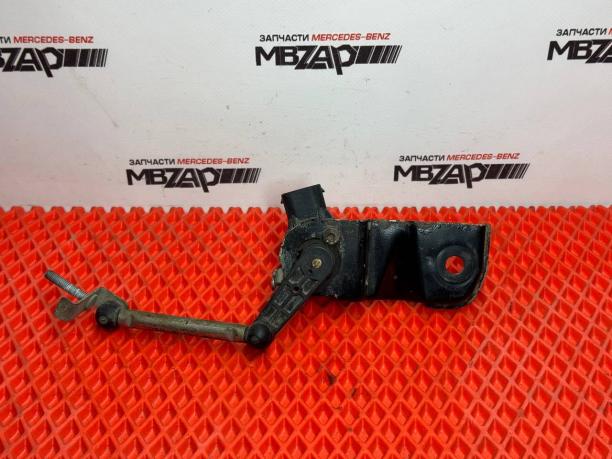 Датчик подвески передний правый Mercedes W221 a0105427717