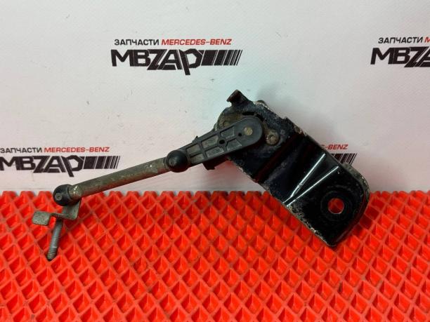 Датчик подвески передний левый Mercedes W221 a0105427717