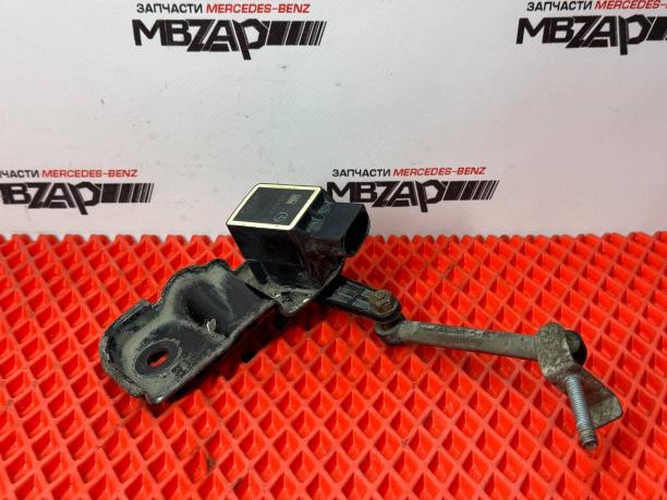 Датчик подвески передний левый Mercedes W221 a0105427717