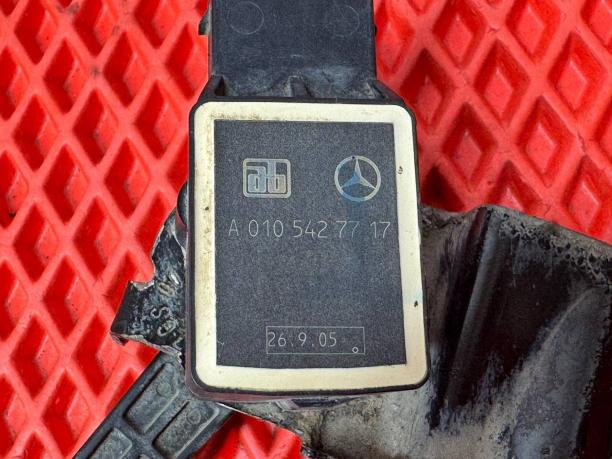 Датчик подвески передний левый Mercedes W221 a0105427717