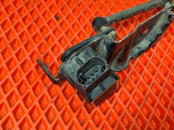 Датчик подвески передний левый Mercedes W221 a0105427717
