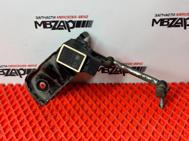 Датчик подвески передний левый Mercedes W221 a0105427717