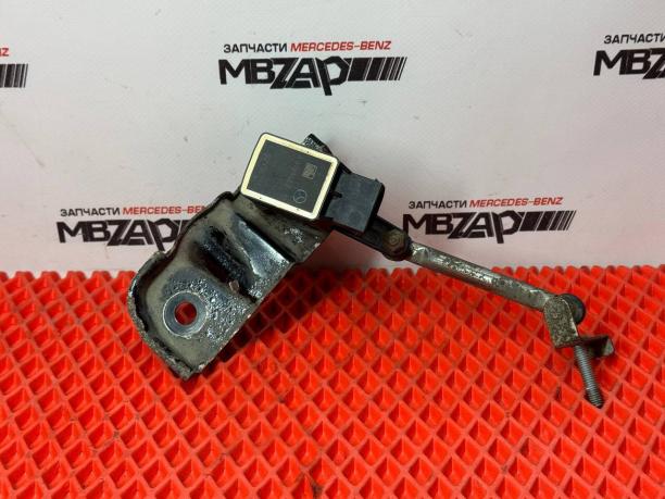 Датчик подвески передний левый Mercedes W221 a0105427717