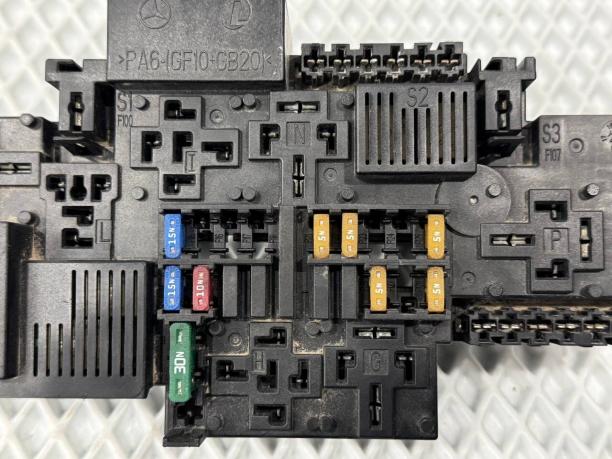 Блок предохранителей под капотом Mercedes W222 a2229063302