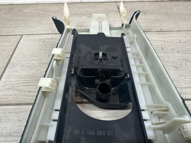 Обшивка левой стойки Mercedes W292 a2926904300