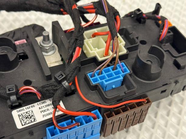 Блок предохранителей Mercedes W213 a2139068801