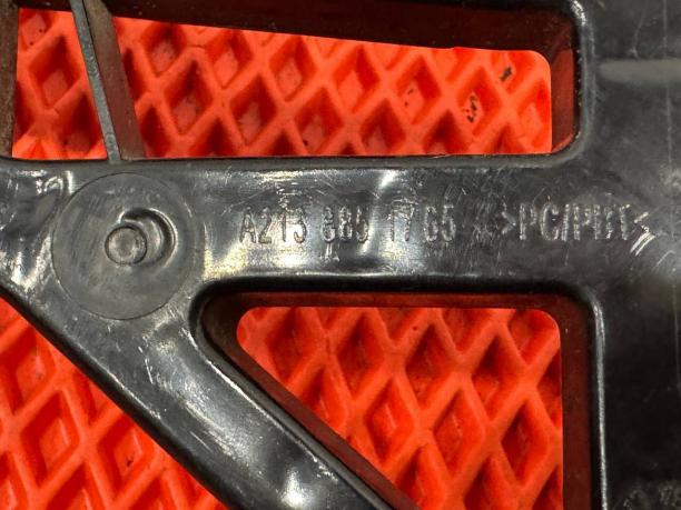 Кронштейн заднего бампера правый Mercedes W213 a2138801203