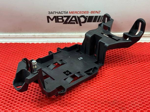Кронштейн блока предохранителей Mercedes W213 a2135451140