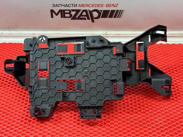 Кронштейн блока предохранителей Mercedes W213 a2135451140