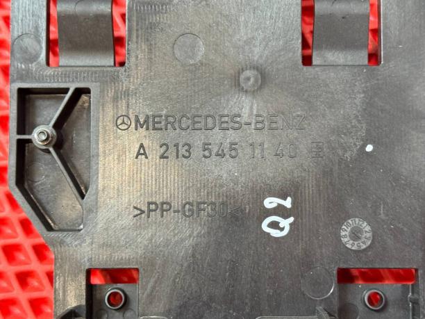 Кронштейн блока предохранителей Mercedes W213 a2135451140