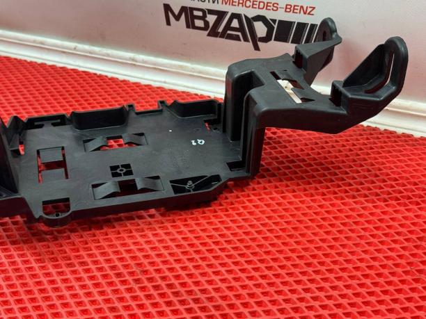 Кронштейн блока предохранителей Mercedes W213 a2135451140