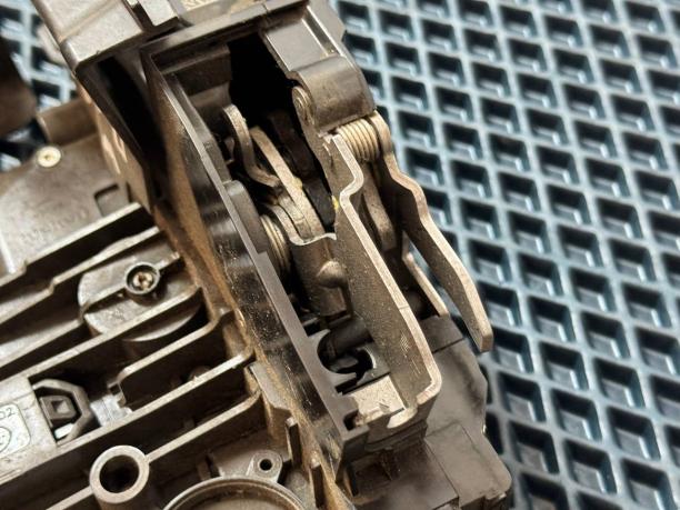 Замок левой двери Mercedes W238 a0997200501