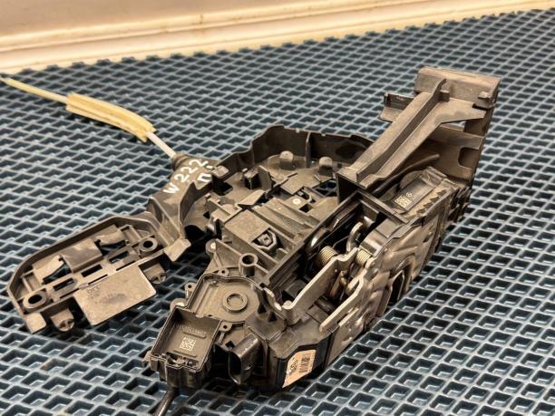 Замок левой двери Mercedes W238 a0997200501