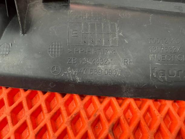 Накладка торпедо правая Mercedes W447 a4476890937