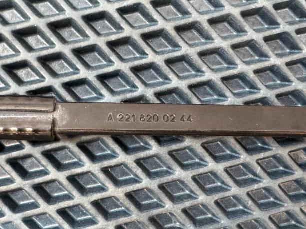 Поводок стеклоочистителя правый Mercedes W221 a2218200244
