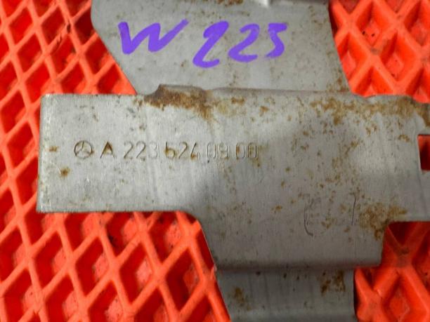 Кронштейн защиты двигателя левый W223 a2235240900