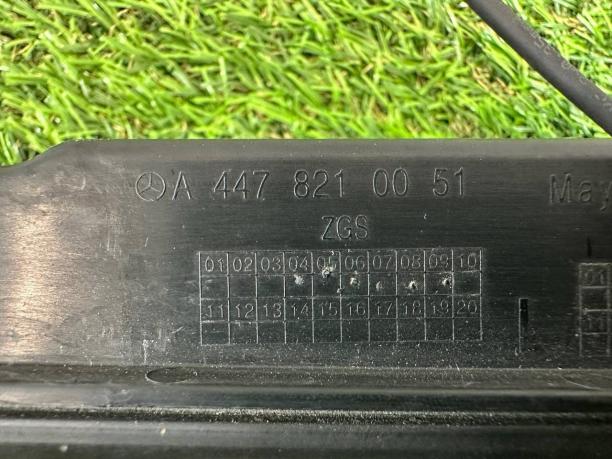 Накладка крышки багажника левая Mercedes W447 a4478210051