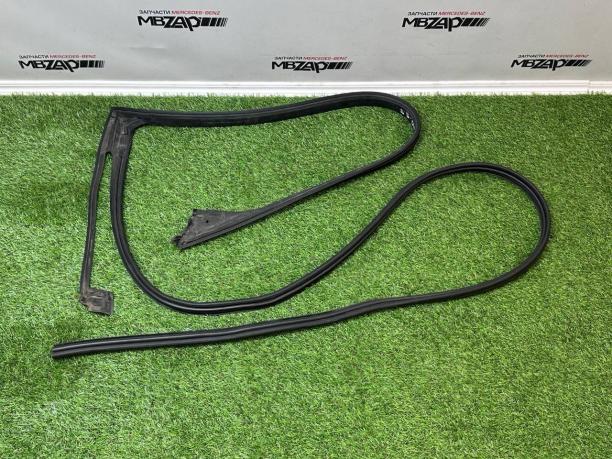 Уплотнитель передней правой двери Mercedes W240 a2407200278
