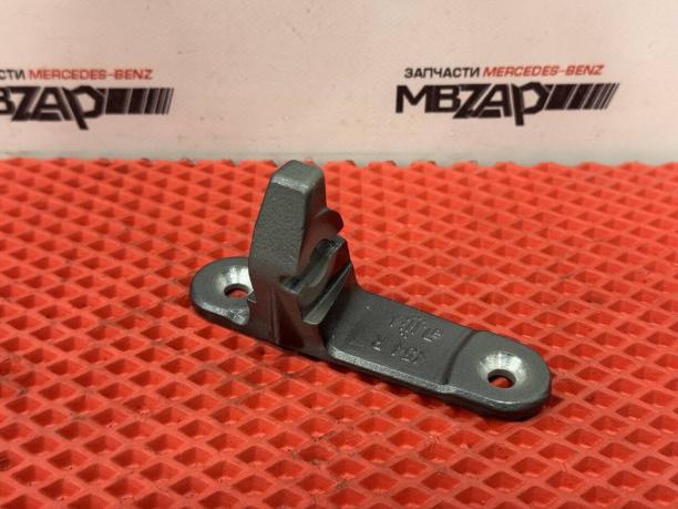 Петля двери правая нижняя Mercedes W205 a2057201012