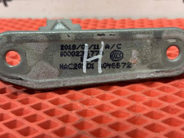 Петля двери правая нижняя Mercedes W205 a2057201012