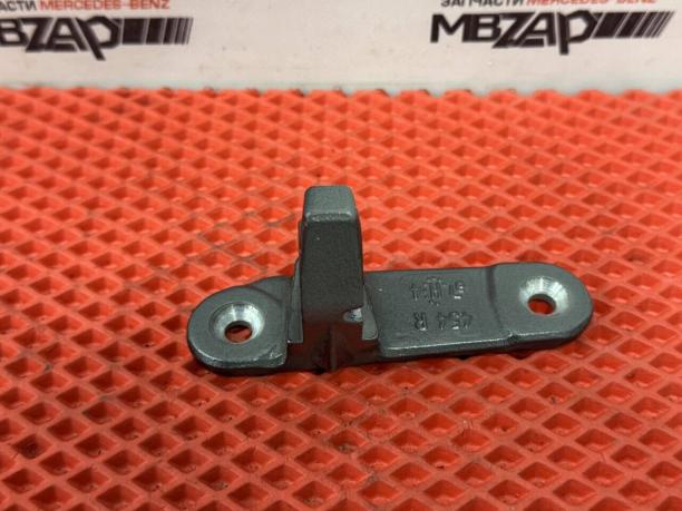 Петля двери правая нижняя Mercedes W205 a2057201012