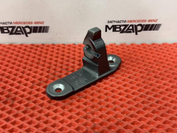 Петля двери правая нижняя Mercedes W205 a2057201012