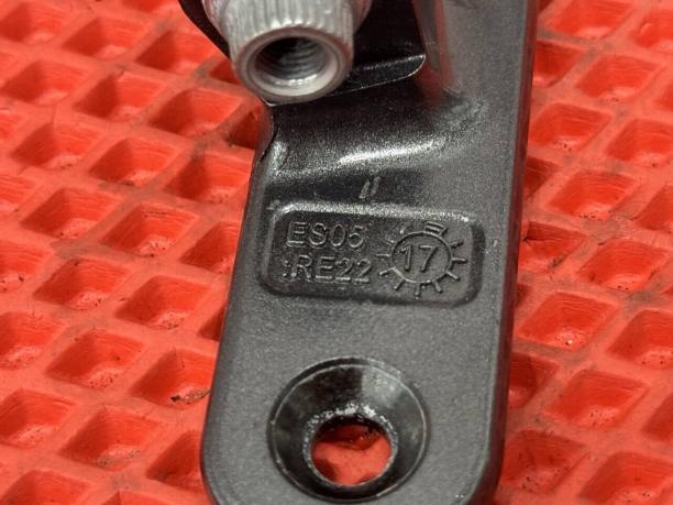 Петля двери правая верхняя Mercedes W205 a2057201637