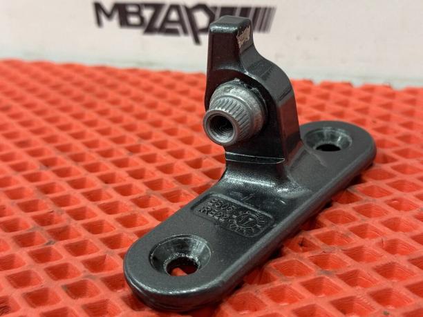 Петля двери правая верхняя Mercedes W205 a2057201637