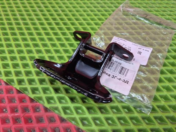 Петля двери передней левой нижняя Subaru Forester S14 60079SJ030