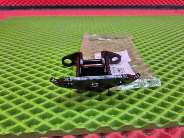 Петля двери передней левой нижняя Subaru Forester S14 60079SJ030