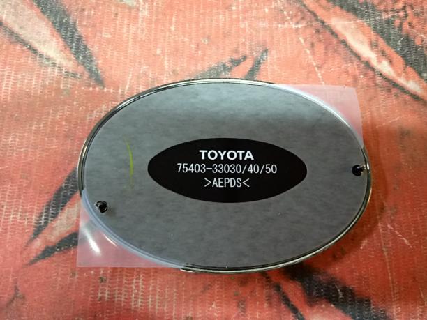 Эмблема крышки багажника Toyota Camry V50 7540333040
