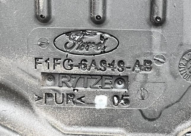Декоративная крышка двигателя Ford Focus 3 1.5L 