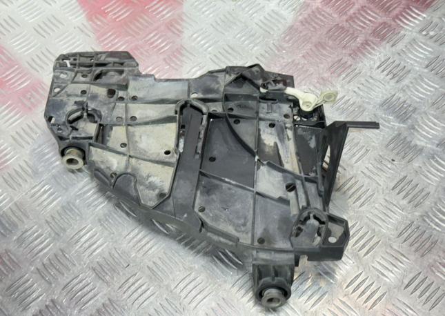 Площадка под фару правая Volkswagen Touareg GP 7L6941292