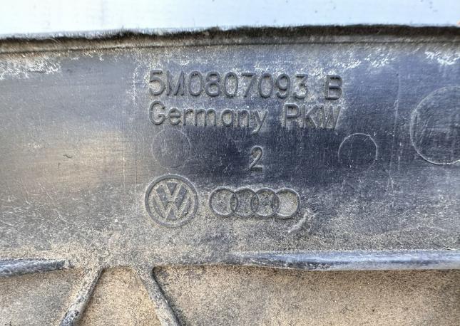 Усилитель бампера переднего Volkswagen Golf 5 Plus 5M0807093B