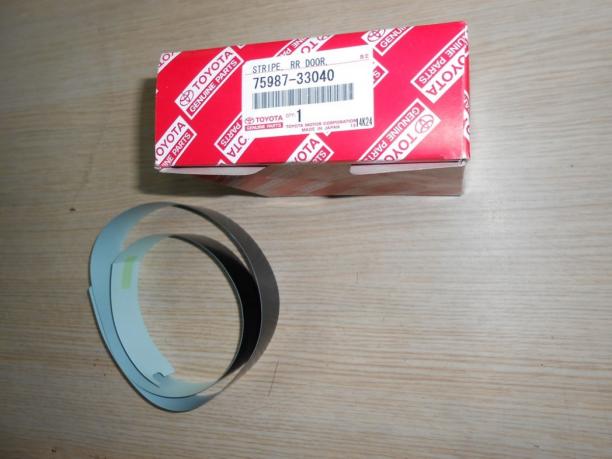 Наклейка задней правой двери Camry 50 7598733040 7598733040