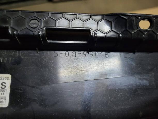 SKODA OCTAVIA A7 накладка двери 5E0839901B
