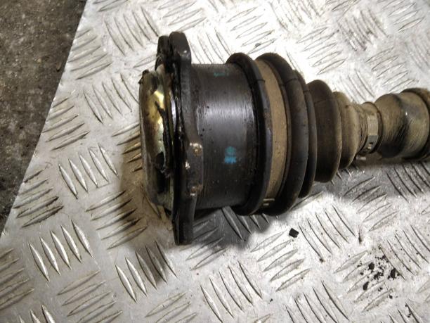 Полуось передняя левая Audi A6 C5 4B0407271F